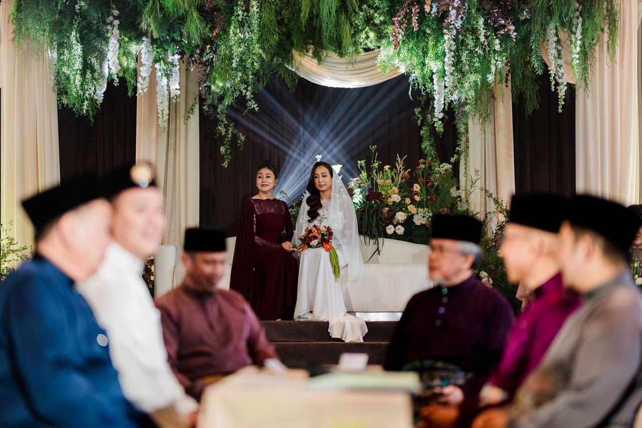 Theatrical Pelamin with Stage Light Rays